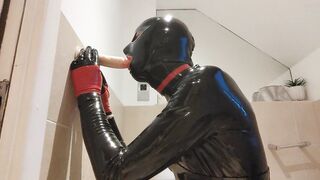 Dildo sucking latex sissy slut, Alice Latexy (latexdesires)