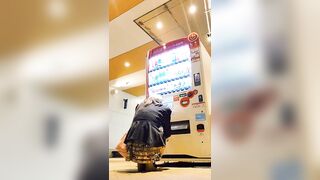 ミニスカで自販機でジュース買った！後ろからパンツ見られちゃったかなぁ？