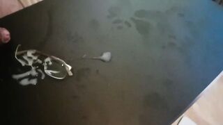 Me corro abundantemente en las gafas.