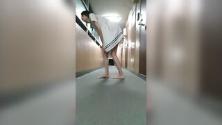 [Nude crossdressing] Pervert bathed in the night breeze [Momiji Akane]