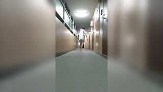 [Nude crossdressing] Pervert bathed in the night breeze [Momiji Akane]