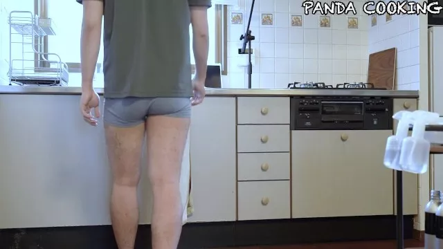 A man wearing pants makes stir-fried lotus root and pork