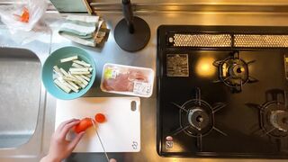 A man wearing pants makes sweet and spicy stew of chicken and burdock.