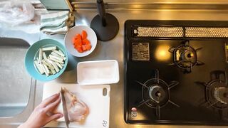 A man wearing pants makes sweet and spicy stew of chicken and burdock.