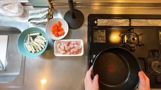A man wearing pants makes sweet and spicy stew of chicken and burdock.