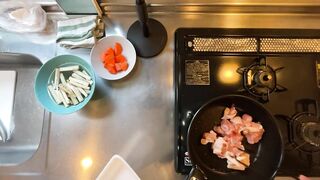 A man wearing pants makes sweet and spicy stew of chicken and burdock.