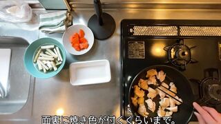 A man wearing pants makes sweet and spicy stew of chicken and burdock.