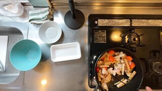 A man wearing pants makes sweet and spicy stew of chicken and burdock.