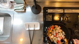 A man wearing pants makes sweet and spicy stew of chicken and burdock.