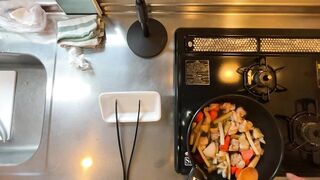 A man wearing pants makes sweet and spicy stew of chicken and burdock.