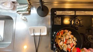 A man wearing pants makes sweet and spicy stew of chicken and burdock.