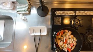 A man wearing pants makes sweet and spicy stew of chicken and burdock.