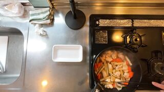 A man wearing pants makes sweet and spicy stew of chicken and burdock.