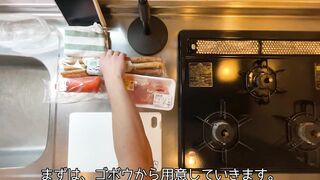 A man wearing pants makes sweet and spicy stew of chicken and burdock.