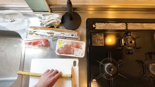 A man wearing pants makes sweet and spicy stew of chicken and burdock.