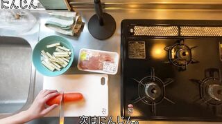 A man wearing pants makes sweet and spicy stew of chicken and burdock.