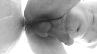 Masturbando mi ano con un dildo en la ducha