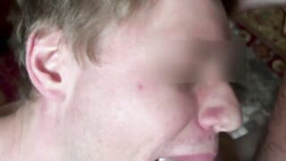 Я отсосал сводному брату в гостях у нашей бабушки. Простите, он не умеет хорошо снимать видео