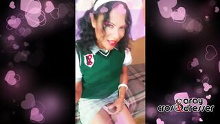 Colegiala travesti mexicana con uniforme de secundaria saludando