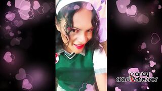 Colegiala travesti mexicana con uniforme de secundaria saludando