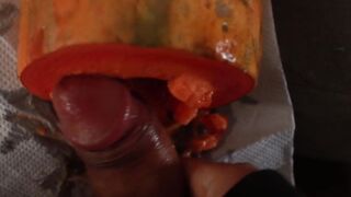 cogiendo una papaya
