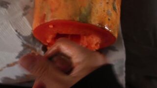 cogiendo una papaya