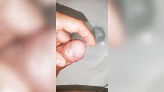 hombre joven desesperado pissing, pene baboso en busca de un pasivo