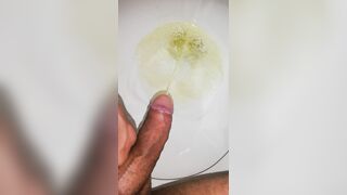 hombre joven desesperado pissing, pene baboso en busca de un pasivo