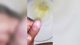 hombre joven desesperado pissing, pene baboso en busca de un pasivo