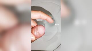 hombre joven desesperado pissing, pene baboso en busca de un pasivo