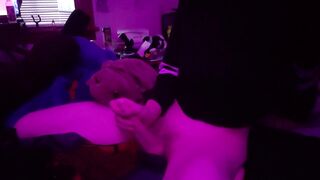 Mommy dry humps her pillows ❤