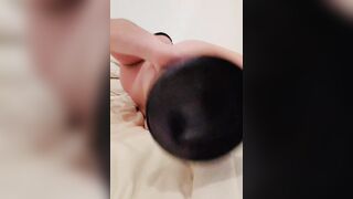 Jeune gay solo s’amuse avec son gros gode noir pour une bonne dilatation anal