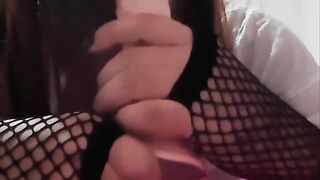 Lindo femboy mamando consolador