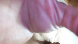 Me corro viendo porno en el baño, todo mi cum en camara